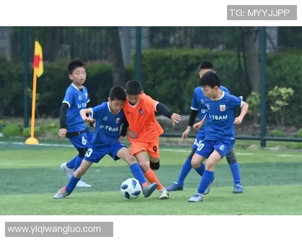 足球明星与球迷亲密互动分享快乐时刻展现温暖人心的一面