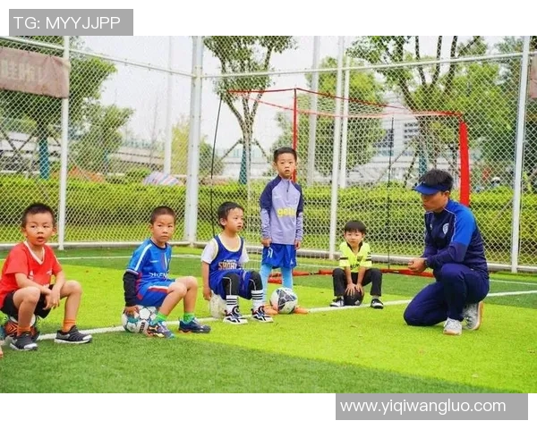 足球明星亲子时光看子女踢球展现天赋与梦想的传承 足球明星亲子时光看子女踢球展现天赋与梦想的传承