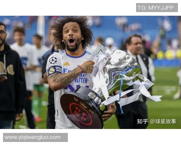 十二位足球明星的传奇故事与成就盘点，见证他们的辉煌与奋斗历程